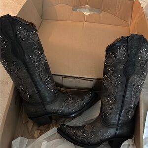 Circle G Brown Heeled Boots with Sturdy Design
